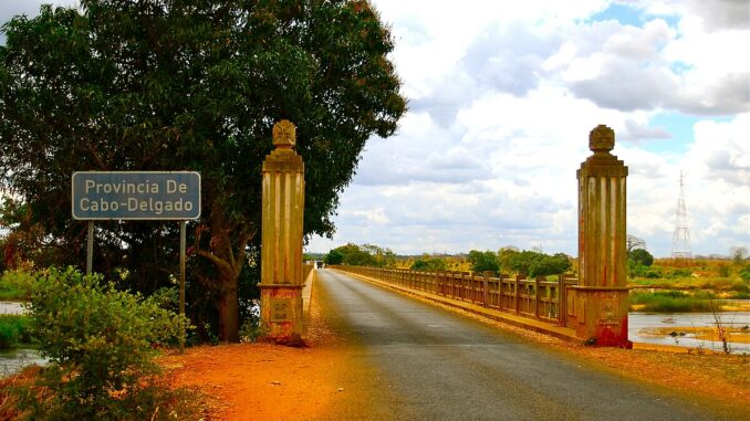Bridge_over_Rio_Lurio_cabo-delgado
